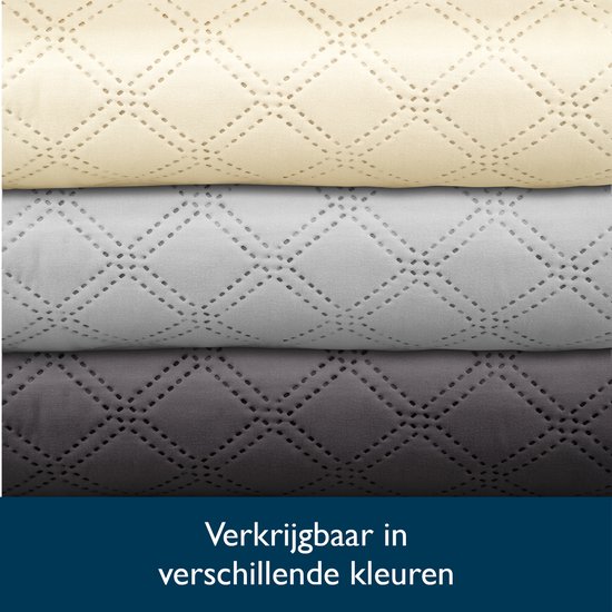 Stapel van drie spreien in crème, lichtgrijs en donkergrijs, met ruitpatroon.
