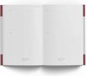 Open dagboek met lege, gelijnde pagina's met datumvakken. De pagina's bevatten een kleine bloemenillustratie aan de onderkant.