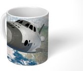 Mok - een space shuttle boven de aarde - 350 ML - Beker - Uitdeelcadeautjes