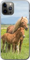 Geschikt voor iPhone 13 Pro hoesje - Paarden - Veulen - Berg - Siliconen Telefoonhoesje