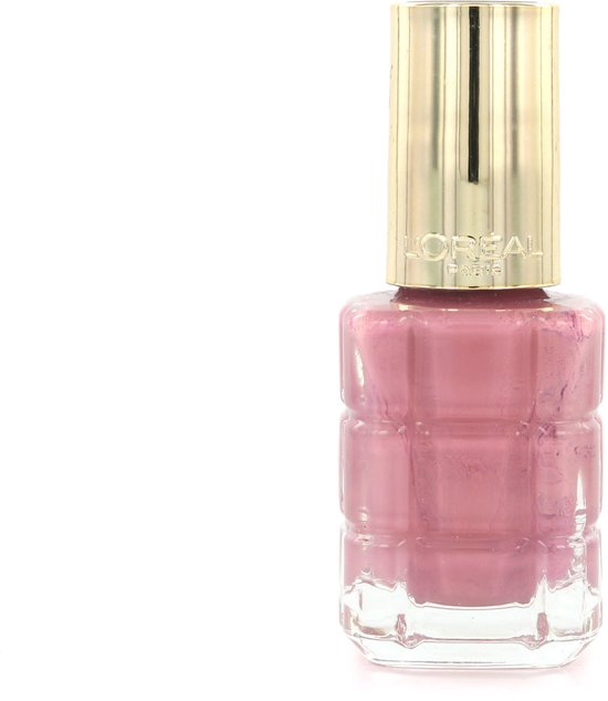 Glazen flesje nagellak, gevuld met zachtroze nagellak. Gouden dop met 'L'Oréal Paris' opdruk.