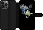 Bookcase Geschikt voor iPhone 13 Pro Max telefoonhoesje - Vogel - Veren - Portret - Met vakjes - Wallet case met magneetsluiting