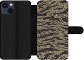 Bookcase Geschikt voor iPhone 13 telefoonhoesje - Camouflage patroon met strepen - Met vakjes - Wallet case met magneetsluiting