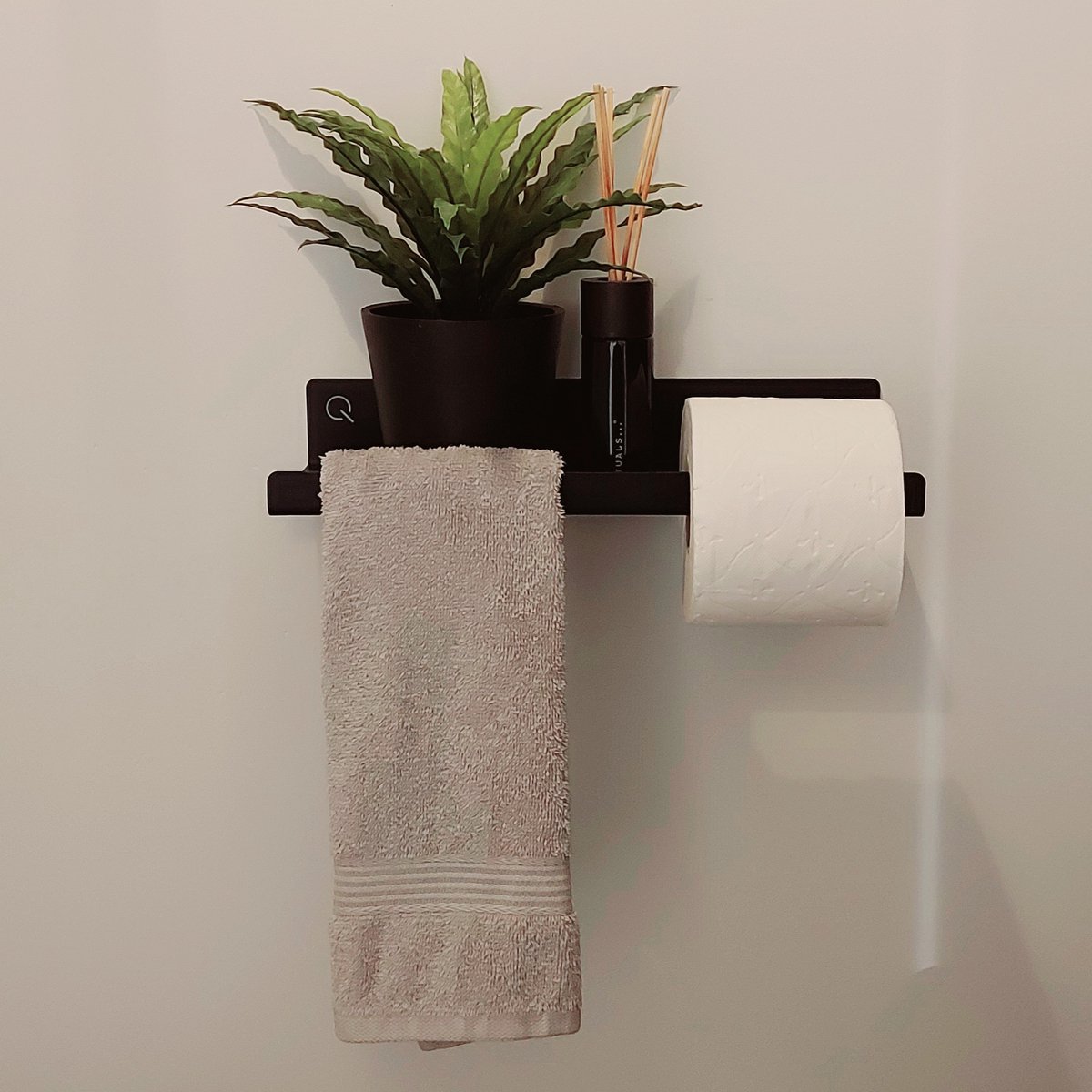 Qstiel Qumi rechts zwart - Toiletrolhouder - WC Rolhouder - Toiletpapier houder met plankje - Handdoekhouder -Staal 2mm - Poedercoating str RAL 9005 zwart