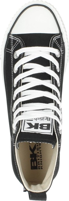 Bovenkant van zwarte hoge sneakers met witte veters en een "BK British Knights" logo op de tong.