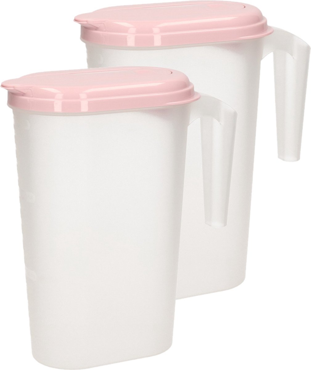 Plasticforte Waterkan - 2x stuks - Sapkan - transparant/roze - met deksel - 1.6 liter - kunststof - Smalle schenkkan die in de koelkastdeur past