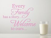 Stickerheld - Muursticker "Every family has a story... Welcome to ours..." Quote - Woonkamer - inspirerend - Engelse Teksten - Mat Babyroze - 27.5x34.6cm