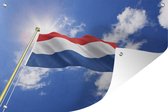 Tuindecoratie De vlag van Nederland wappert in de lucht - 60x40 cm - Tuinposter - Tuindoek - Buitenposter