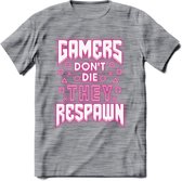 Gamers don't die T-shirt | Neon Roze | Gaming kleding | Grappig game verjaardag cadeau shirt Heren – Dames – Unisex | - Donker Grijs - Gemaleerd - L