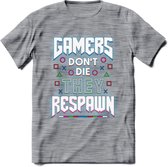Gamers don't die T-shirt | Neon | Gaming kleding | Grappig game verjaardag cadeau shirt Heren – Dames – Unisex | - Donker Grijs - Gemaleerd - 3XL