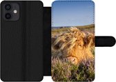 Bookcase Geschikt voor iPhone 12 telefoonhoesje - Schotse Hooglander - Heide - Gras - Dieren - Met vakjes - Wallet case met magneetsluiting
