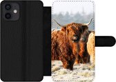 Bookcase Geschikt voor iPhone 12 telefoonhoesje - Schotse Hooglanders - Sneeuw - Bos - Met vakjes - Wallet case met magneetsluiting