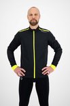 Man met baard, in zwart fietsjack met fluor gele accenten, handen in de zij.