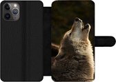 Bookcase Geschikt voor iPhone 11 Pro Max telefoonhoesje - Wolf - Grijs - Dieren - Met vakjes - Wallet case met magneetsluiting