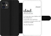 Bookcase Geschikt voor iPhone 11 telefoonhoesje - Spreuken - Papa definitie - Quotes - Dad - Met vakjes - Wallet case met magneetsluiting