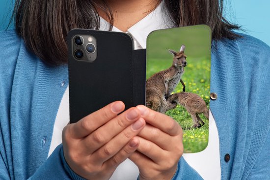 Bookcase pour iPhone 11 Pro Bookcase - Kangourou - Fleurs - Jeune - Avec poches - Étui portefeuille avec fermeture magnétique