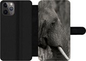 Bookcase Geschikt voor iPhone 11 Pro telefoonhoesje - Olifant - Dieren - Zwart - Wit - Met vakjes - Wallet case met magneetsluiting