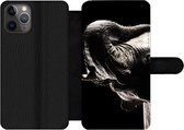 Bookcase Geschikt voor iPhone 11 Pro Max telefoonhoesje - Olifant - Zwart - Dieren - Portret - Met vakjes - Wallet case met magneetsluiting