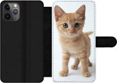 Bookcase Geschikt voor iPhone 11 Pro telefoonhoesje - Kat - Rood - Kitten - Meisjes - Kinderen - Jongens - Kindje - Met vakjes - Wallet case met magneetsluiting