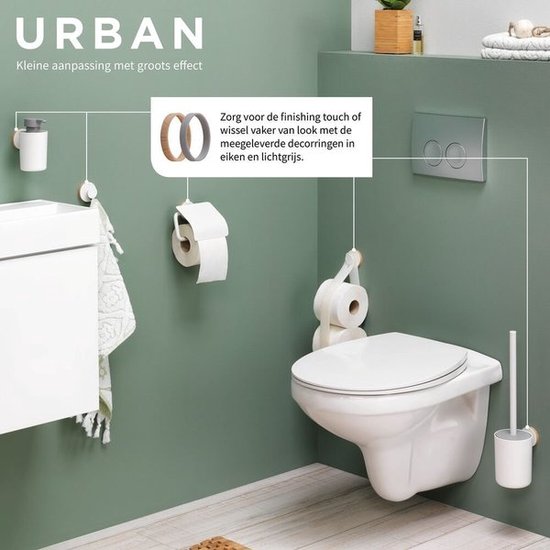 Badkamer inrichting met TIGER Urban producten: toiletrolhouder, handdoekhaak, zeepdispenser.