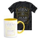 10 Jaar Legendarisch Gebrouwen T-shirt met mok giftset Geel | Verjaardag cadeau pakket set | Grappig feest shirt Heren – Dames – Unisex kleding | Koffie en thee mok | Maat S