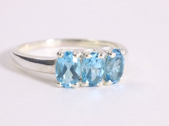 Fijn hoogglans zilveren ring met blauwe topaas - maat 17.5