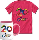 20 Jaar Vrolijke Verjaadag T-shirt met mok giftset Roze | Verjaardag cadeau pakket set | Grappig feest shirt Heren – Dames – Unisex kleding | Koffie en thee mok | Maat L