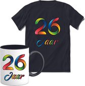 26 Jaar Vrolijke Verjaadag T-shirt met mok giftset Zwart | Verjaardag cadeau pakket set | Grappig feest shirt Heren – Dames – Unisex kleding | Koffie en thee mok | Maat L