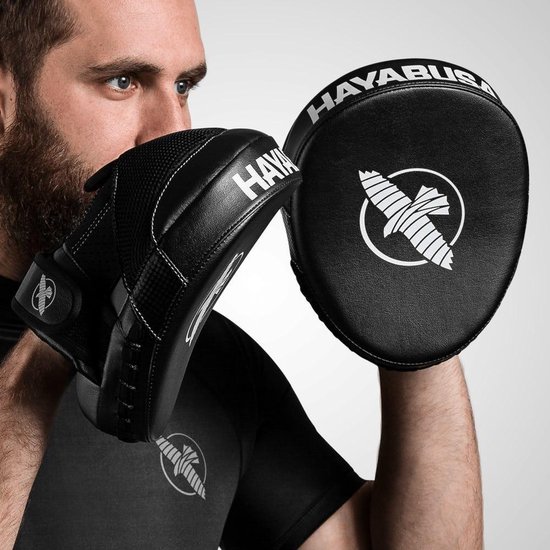 Man met baard draagt een zwarte Hayabusa focus mitt.