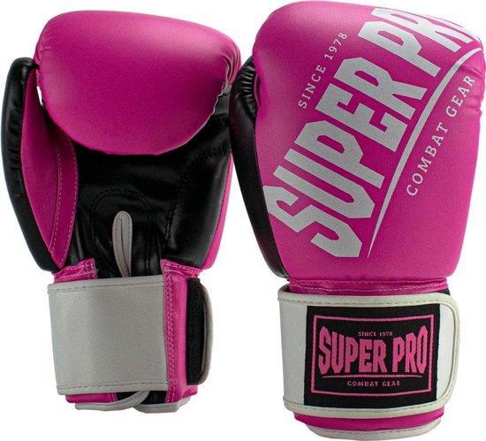 Een paar roze bokshandschoenen met zwart en wit. "SUPER PRO COMBAT GEAR" logo op de pols.