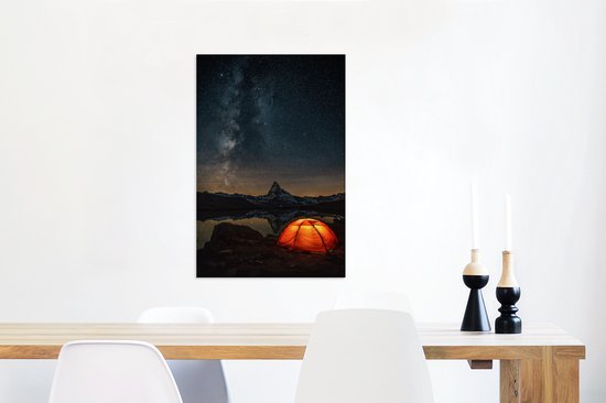 Une tente rouge avec lumière dans la nuit 40x60 cm - Tirage photo sur toile (Décoration murale salon / chambre)