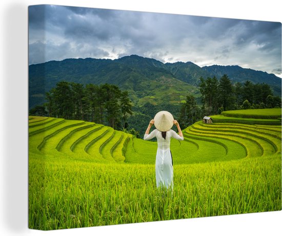 Femme debout dans les rizières de Mù Cang Chải 180x120 cm - Tirage photo sur Toile (Décoration murale salon / chambre) XXL / Groot format!