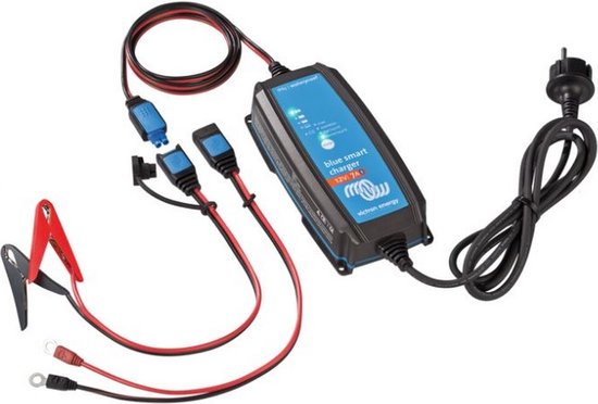 Victron Blue Smart Charger acculader met rode en zwarte kabel en klemmen.