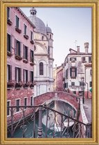 JUNIQE - Poster met houten lijst Bridge Over Water -30x45 /Roze