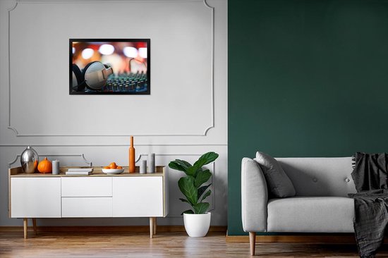 Photo dans le cadre - Casque sur un panneau de mixage cadre photo 60x40 cm - Affiche dans le cadre (Décoration murale salon / chambre)
