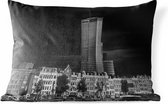 Buitenkussens - Tuin - Contrasterende vormen van Nederlandse architectuur in Rotterdam in zwart-wit - 50x30 cm