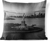 Buitenkussens - Tuin - Vrijheidsbeeld en skyline van New York -zwart-wit - 45x45 cm