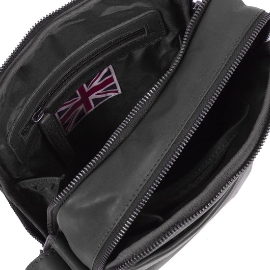 Binnenzijde van een zwarte schoudertas met een Union Jack vlag badge en ritsvak.
