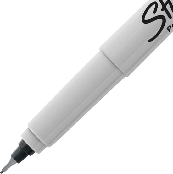 Close-up van de punt van een zwarte Sharpie permanente marker met ultrafijne punt.