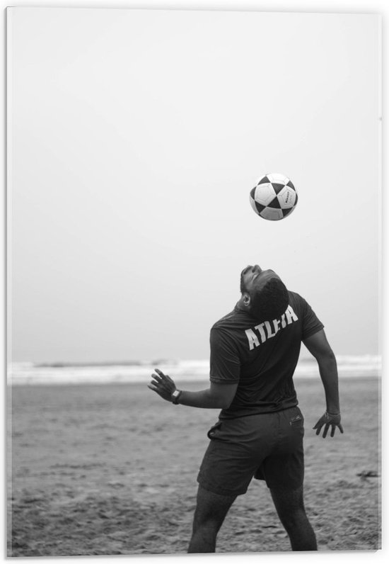 Acrylglas - Voetballer op het Strand (zwart/wit) - 40x60cm Foto op Acrylglas (Met Ophangsysteem)
