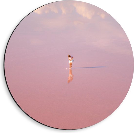 Dibond Wandcirkel - Vrouw in Grote Roze Zee - 40x40cm Foto op Aluminium Wandcirkel (met ophangsysteem)