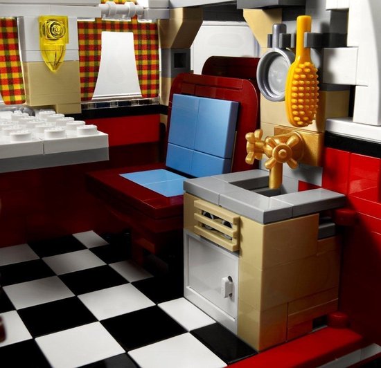 Gedetailleerd interieur met LEGO keukenblok, wastafel, toilet en geblokte vloer.