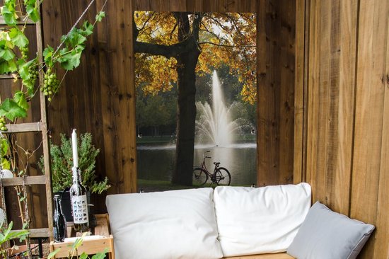 Silhouette d'un vélo devant une fontaine dans le Vondelpark à Amsterdam affiche de jardin 80x120 cm - Toile de jardin / Toile d'extérieur / Peintures d'extérieur (décoration de jardin)