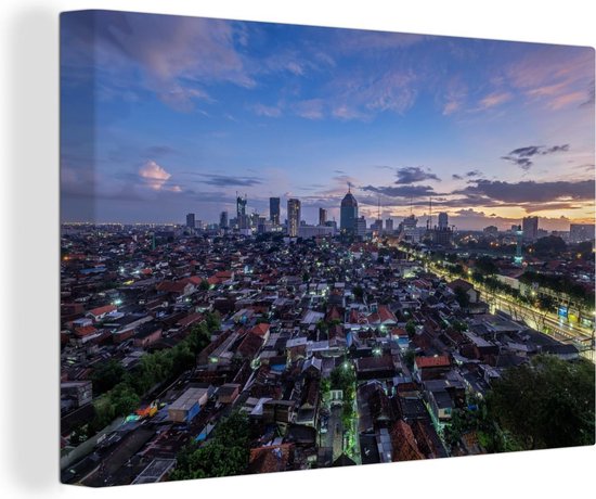 Canvas Schilderij De Skyline Surabaya bij zonsopkomst in Indonesië - 90x60 cm - Wanddecoratie