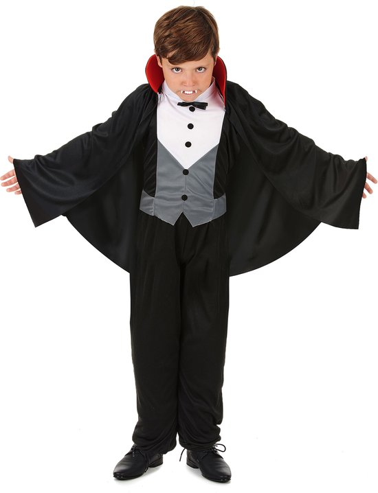 Garçon portant un costume de vampire, cape noire à col rouge, chemise blanche, gilet gris et pantalon noir.