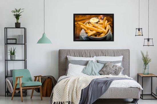 Fotolijst incl. Poster - Close-up van patat met kaas en mayonnaise - 90x60 cm - Posterlijst