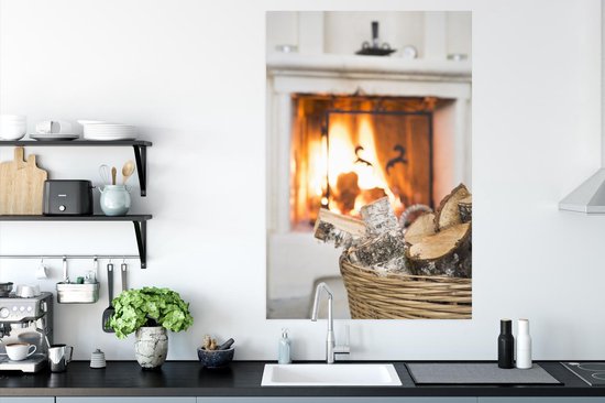 Affiche Cheminée derrière un panier de bois 80x120 cm - Tirage photo sur Poster (décoration murale salon / chambre)