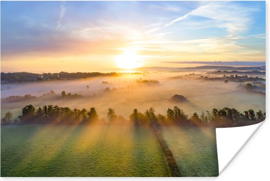 Poster Kleurrijke zonsopkomst boven een kalm landschap - 60x40 cm