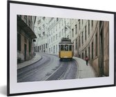 Fotolijst incl. Poster - De gele tram rijdt omhoog in de steile straten van Lissabon - 60x40 cm - Posterlijst