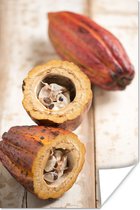 Peulenschil doormidden met de cacaobonen in het midden Poster 80x120 cm - Foto print op Poster (wanddecoratie woonkamer / slaapkamer)